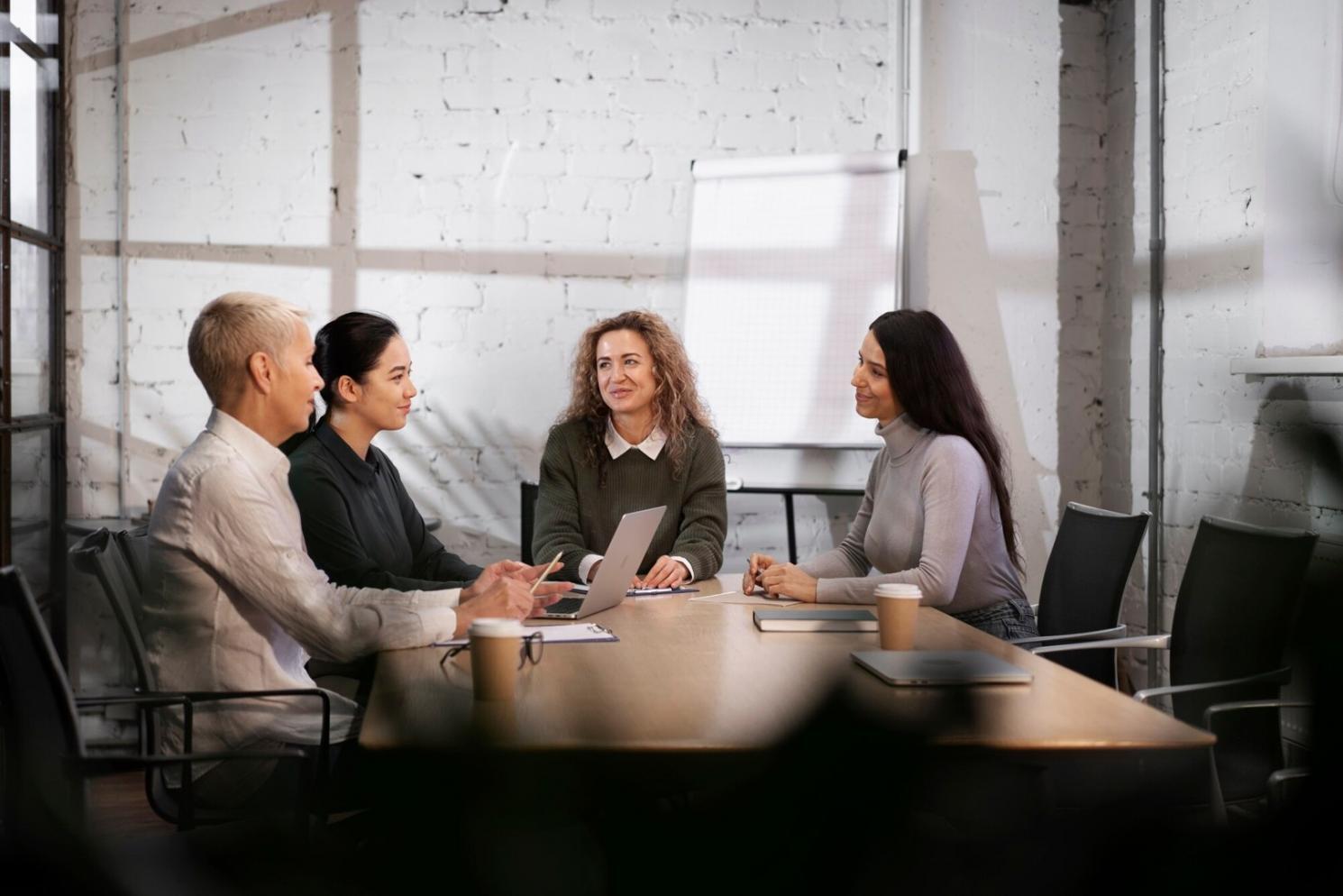 Atelier de formation financière en cours avec participants attentifs